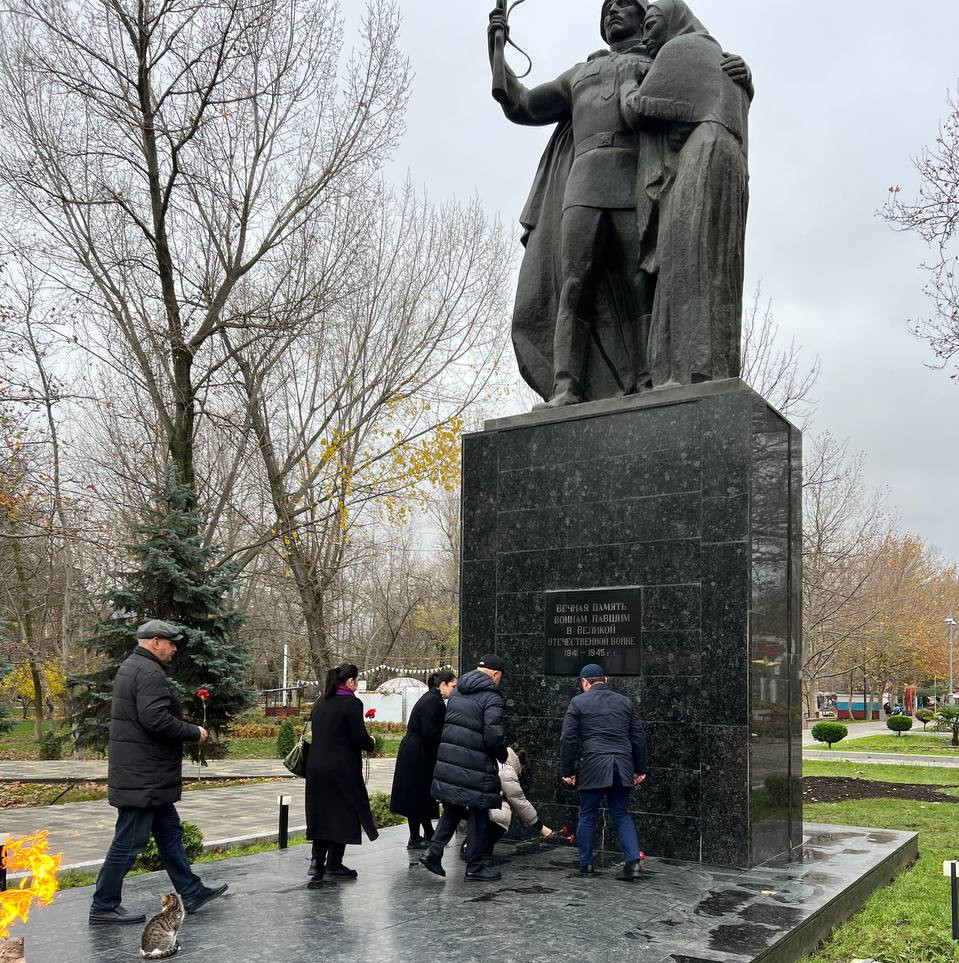 Коллектив комитета Дагвино отдал дань памяти и уважения всем героям прошлых лет и воинам, которые сегодня защищают Родину